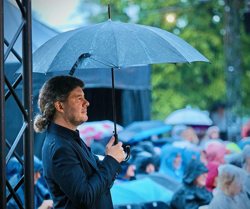 Auch Intendant Lucas Reuter hat sich „bewaffnet“.