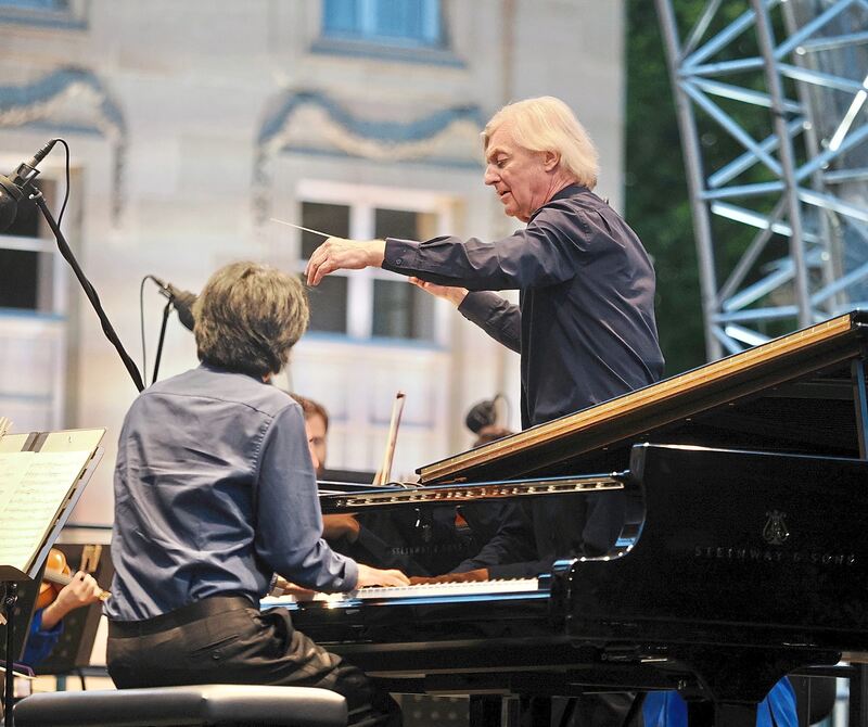 Dirigent Jan Caeyers und Pianist Kit Armstrong im Einsatz.