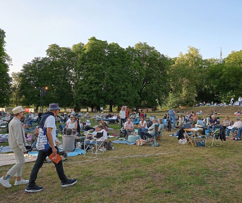 Dass die einzelnen Monrepos-Konzertabende nun, ohne Feuerwerk, auf weniger Besucher ausgelegt sind, sieht man: Auf der Wiese gibt es viele Lücken – für die Anwesenden ist das sicherlich kein Minus.
