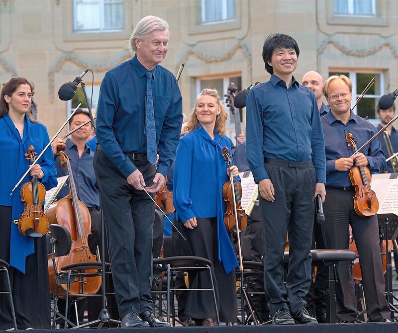 Dirigent Jan Caeyers (links) und Pianist Kit Armstrong werden zum zweiten Mal am Monrepos begrüßt, nachdem sie schon am Vorabend auf der Bühne standen.