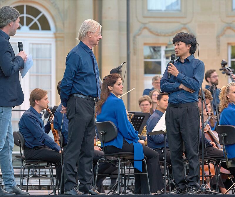 Dirigent Jan Caeyers (links) und Pianist Kit Armstrong werden zum zweiten Mal am Monrepos begrüßt, nachdem sie schon am Vorabend auf der Bühne standen.