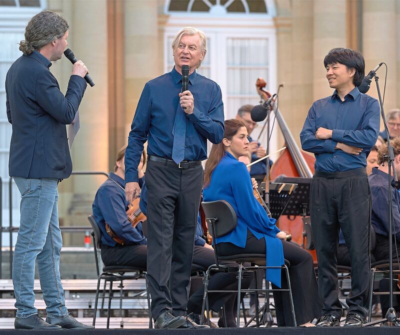 Dirigent Jan Caeyers (Mitte) und Pianist Kit Armstrong (rechts) werden von Intendant Lucas Reuter zum zweiten Mal am Monrepos begrüßt, nachdem sie schon am Vorabend auf der Bühne standen.