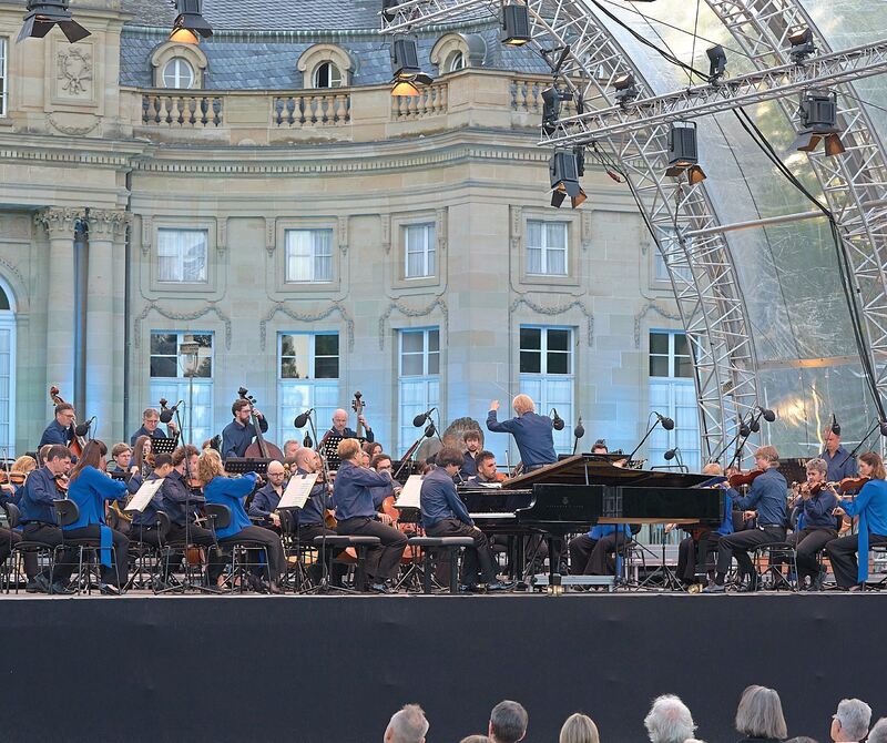 Le Concert Olympique spielt auf.