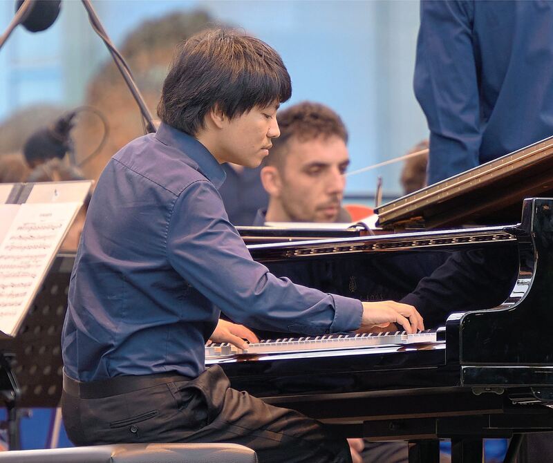Kit Armstrong spielt sein Instrument mit höchster Konzentration.