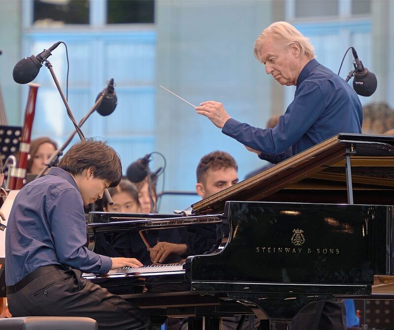 Starke Kombination: Dirigent Jan Caeyers und Pianist Kit Armstrong.