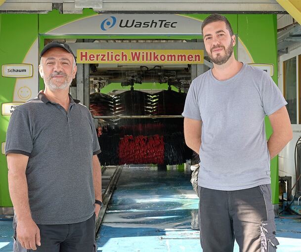 Metehan Kaya (links) und Kerim Soydogan von der Autowaschstraße am Forst in Bietigheim-Bissingen.