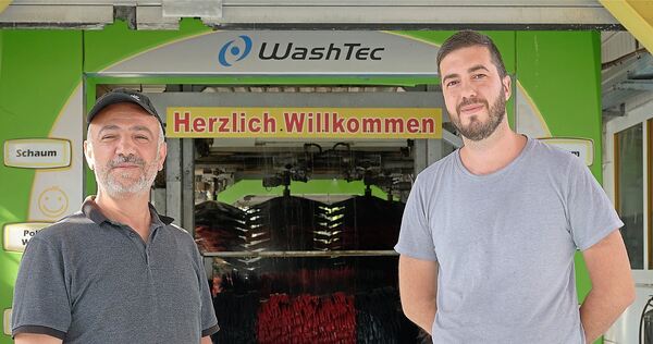 Metehan Kaya (links) und Kerim Soydogan von der Autowaschstraße am Forst in Bietigheim-Bissingen.