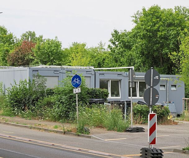 Wo heute noch Container provisorisch Geflüchteten Wohnraum bieten, könnten vier Mehrfamilienhäuser entstehen. Doch es gibt noch ungeklärte Fragen.