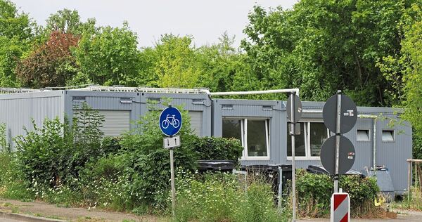Wo heute noch Container provisorisch Geflüchteten Wohnraum bieten, könnten vier Mehrfamilienhäuser entstehen. Doch es gibt noch ungeklärte Fragen.