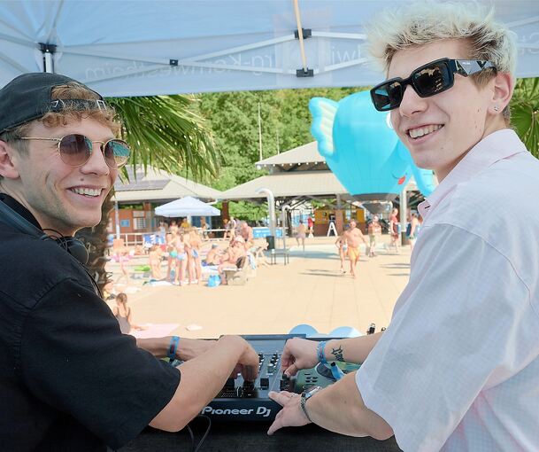 Die DJs Gabriel Witner (links im Bild) und Marco Fischer alias Marco4sure sorgen für die richtige Musik.