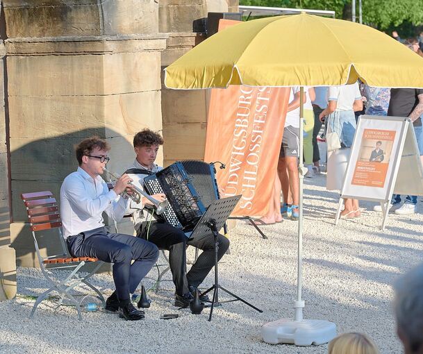 Klanggedicht im Abendlicht: Der Trompeter Robin Paillet und der Akkordeonist Rémi Briffault vor dem Seeschloss Monrepos.