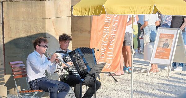 Klanggedicht im Abendlicht: Der Trompeter Robin Paillet und der Akkordeonist Rémi Briffault vor dem Seeschloss Monrepos.