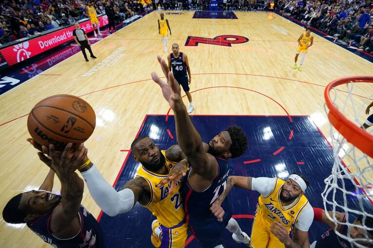 LeBron James und Joel Embiid LeBron James und Joel Embiid