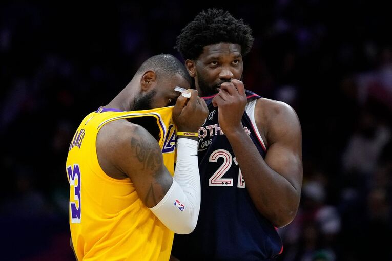 LeBron James und Joel Embiid LeBron James und Joel Embiid