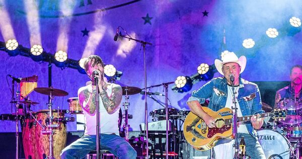 Ode an den American Way of Life: The BossHoss bei ihrem Auftritt im Schlosshof. Ode an den American Way of Life: The BossHoss bei ihrem Auftritt im Schlosshof.