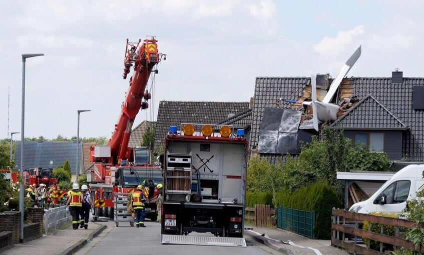 Leichtflugzeug stürzt in Wohnhaus - mindestens ein Mensch tot Leichtflugzeug stürzt in Wohnhaus - mindestens ein Mensch tot