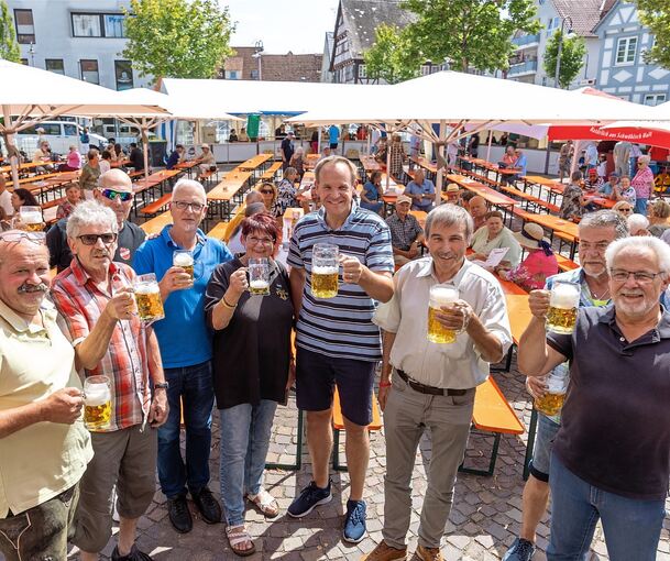 Frisch gezapft: So wird auf das Hemminger Fleckenfest angestoßen.