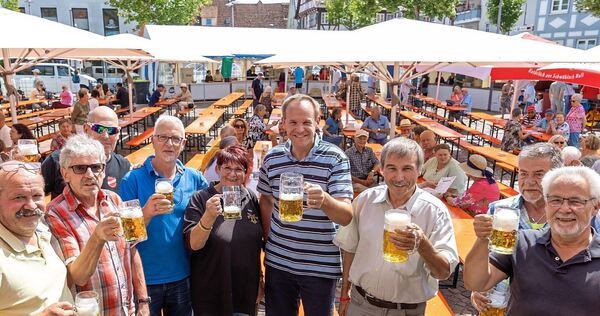 Frisch gezapft: So wird auf das Hemminger Fleckenfest angestoßen.