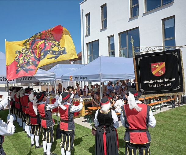 Der Fanfarenzug des Musikvereins Tamm spielt zur Eröffnung.