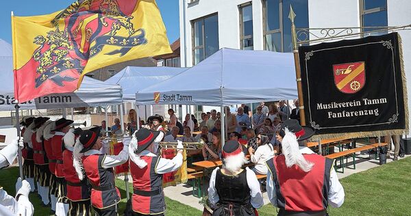 Der Fanfarenzug des Musikvereins Tamm spielt zur Eröffnung.