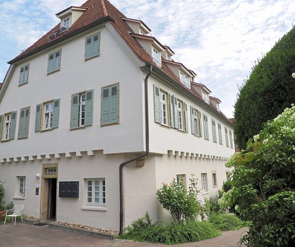 Ein Haus mit langer Geschichte: Das alte Pfarrhaus in Oßweil ist ein markantes Gebäude im Stadtteil. Das Erdgeschoss steht nun zum Verkauf.