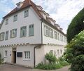 Ein Haus mit langer Geschichte: Das alte Pfarrhaus in Oßweil ist ein markantes Gebäude im Stadtteil. Das Erdgeschoss steht nun z Ein Haus mit langer Geschichte: Das alte Pfarrhaus in Oßweil ist ein markantes Gebäude im Stadtteil. Das Erdgeschoss steht nun zum Verkauf.