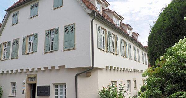 Ein Haus mit langer Geschichte: Das alte Pfarrhaus in Oßweil ist ein markantes Gebäude im Stadtteil. Das Erdgeschoss steht nun zum Verkauf.