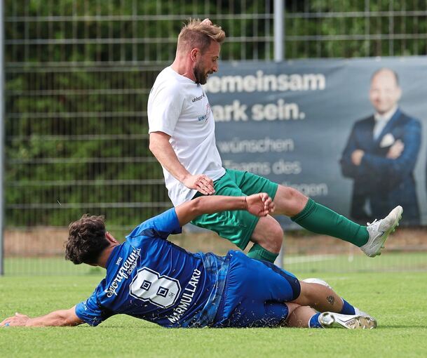 Kein Durchkommen: Leorant Marmullaku stoppt Heimerdingens Salvatore Pellegrino.