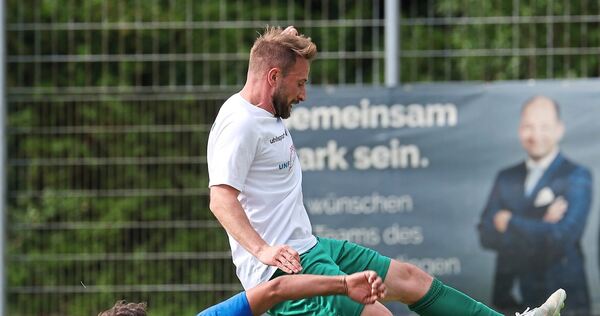Kein Durchkommen: Leorant Marmullaku stoppt Heimerdingens Salvatore Pellegrino.