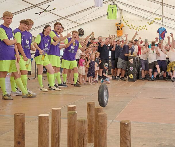 Bei der Ochsenolympiade ging es rund. Ausgelassen wurden die Treffer beim Rad-Kegeln bejubelt.