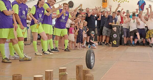 Bei der Ochsenolympiade ging es rund. Ausgelassen wurden die Treffer beim Rad-Kegeln bejubelt.