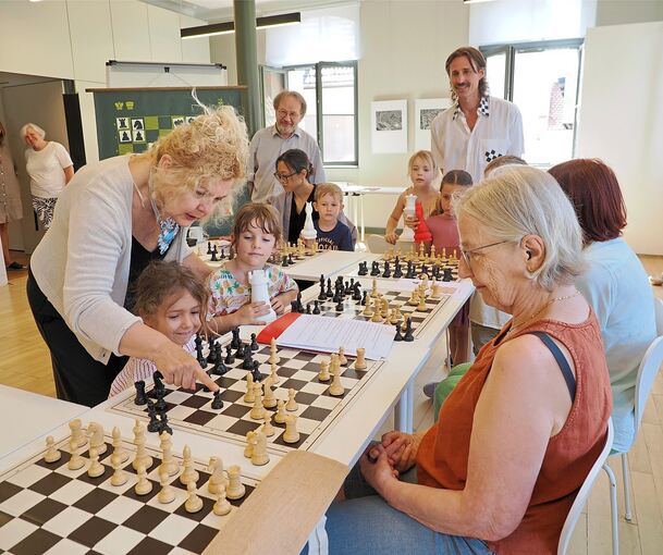 Vesna Caselotti (links) bringt Jung und Alt das Schachspiel bei.