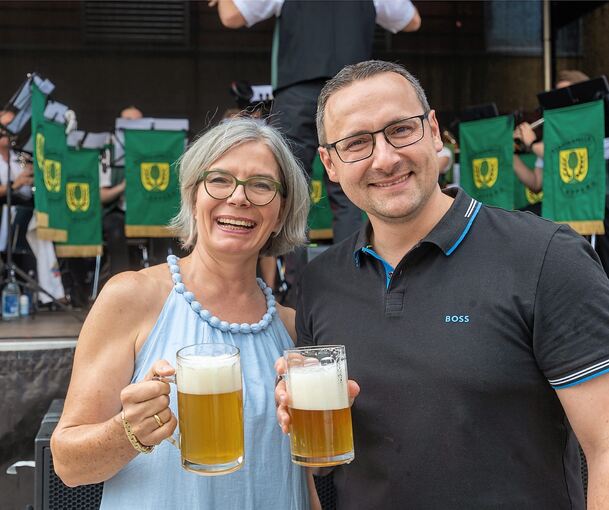 Und dann heißt es Prost: Bürgermeister Christian Eiberger und Barbara Lüke aus der sächsischen Partnerstadt Pulsnitz.
