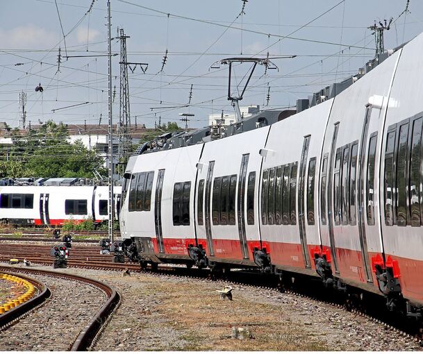 Züge im Österreich-Look verkehren gerade im Kreis und der Region – etwa in Bietigheim-Bissingen.
