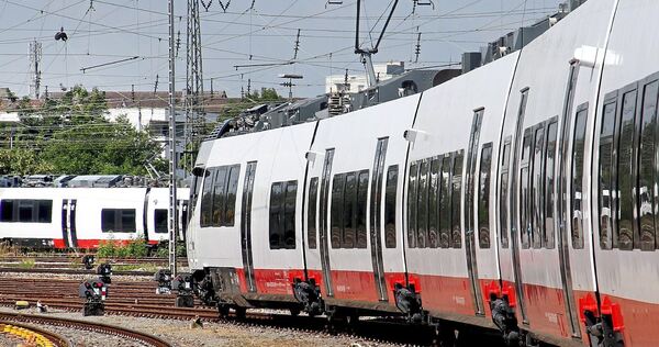 Züge im Österreich-Look verkehren gerade im Kreis und der Region – etwa in Bietigheim-Bissingen.