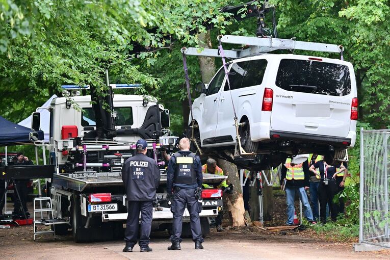 Auto fährt in Menschenmenge - CSD abgebrochen