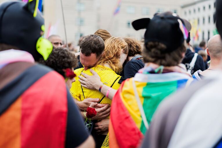Auto fährt in Menschenmenge - CSD abgebrochen