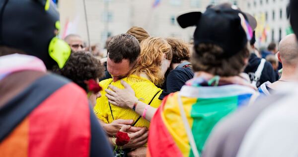 Auto fährt in Menschenmenge - CSD abgebrochen