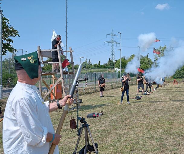 Es qualmt ordentlich beim Böller-Wettbewerb auf dem Erligheimer Festgelände.