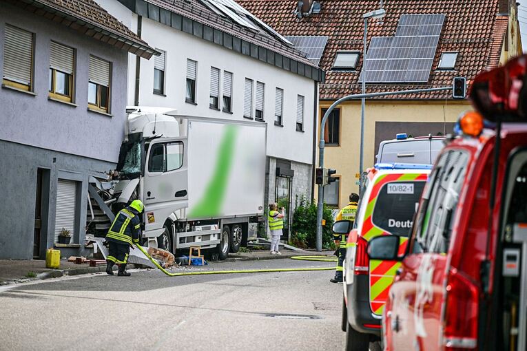 Schwerer Unfall: Lastwagen prallt gegen Hauswand