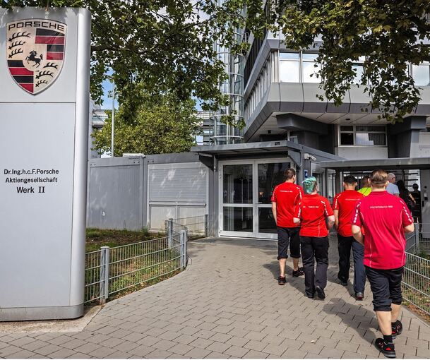 Der Sport- und Geländewagenbauer Porsche streicht bis 2035 weitere 5.000 Stellen in der Region. Betroffen sind das Stammwerk in Stuttgart-Zuffenhausen und das Entwicklungszentrum in Weissach.