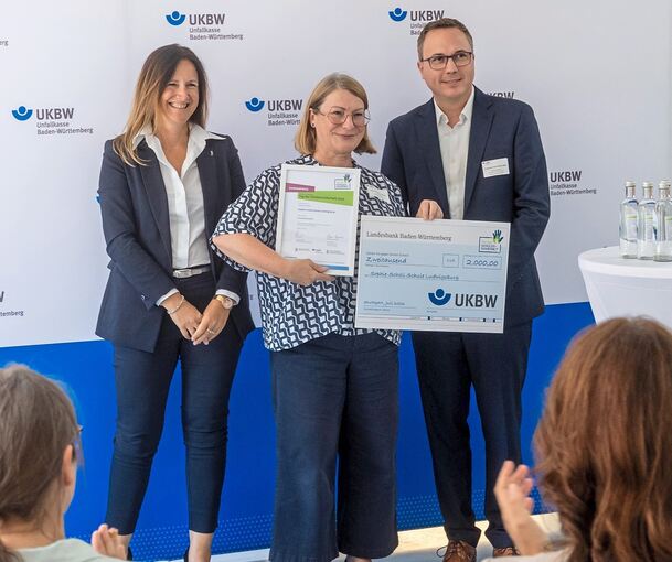 Freude über die Auszeichnung: Tanja Hund (links, Unfallkasse Baden-Württemberg), Schulleiterin Simone Werner-Mehl und Staatssekretär Andreas Deuschle MdL.