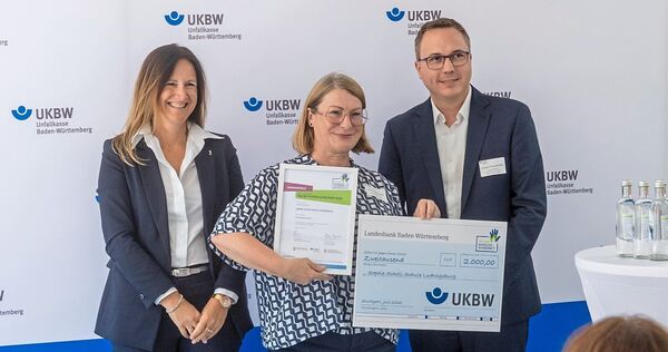 Freude über die Auszeichnung: Tanja Hund (links, Unfallkasse Baden-Württemberg), Schulleiterin Simone Werner-Mehl und Staatssekretär Andreas Deuschle MdL.
