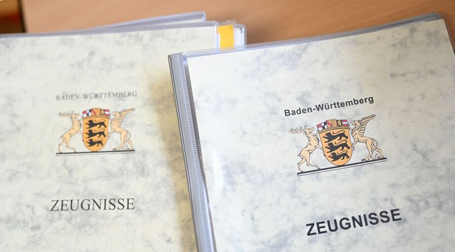 Letzter Schultag - Ausgabe von Zeugnissen