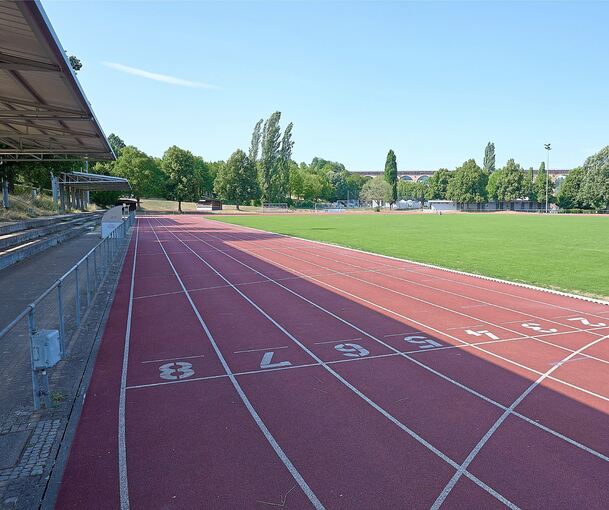 Mit Blick aufs Viadukt: Einst spielten die Bayern bei der Eröffnung des Stadions im Ellental vor. Jetzt übernimmt die Bietigheimer Wohnbau die Namensrechte.
