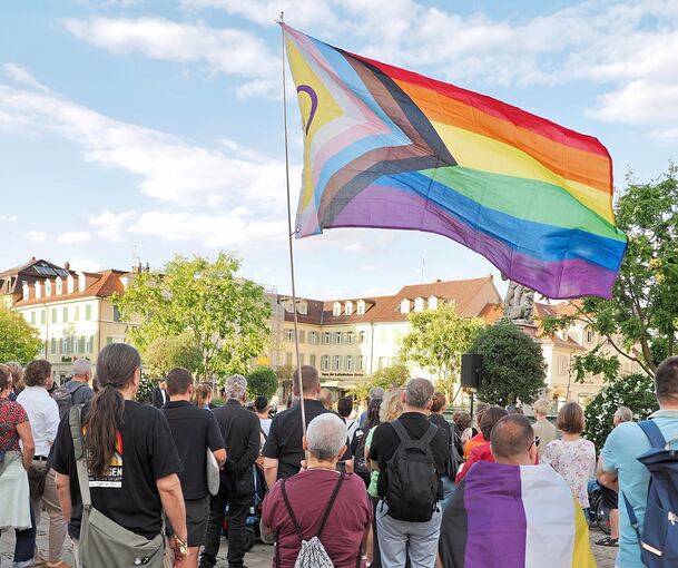 Zu einer Gedenkveranstaltung für die Opfer des Anschlags von Berlin kamen viele Menschen auf den Marktplatz.