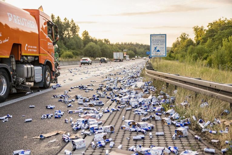 Lkw verliert Energydrink-Dosen auf A8