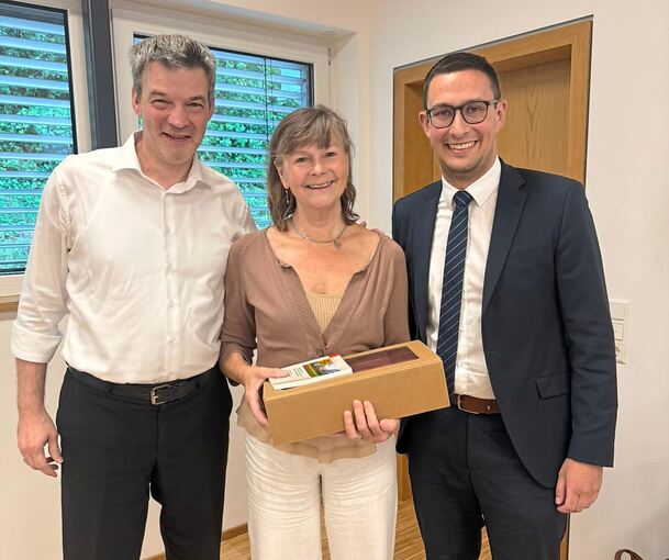 Bernd Moritz (links) mit Kornelia Ehm-Widmann und Bürgermeister Christoph Herre bei der Verabschiedung.