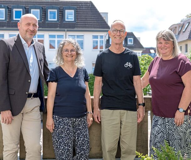 Sie und viele mehr repräsentieren die Ökumenische Hospizinitiative im Kreis Ludwigsburg: Geschäftsführer Hardy Sauer, die Koordinatorin des Ambulanten Kinder- und Jugendhospizdienstes Birgit Beurer sowie die beiden Ehrenamtlichen Christoph Laufer und
