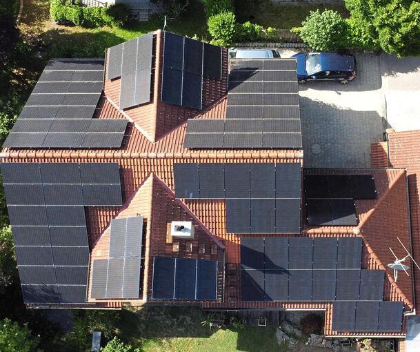 Matthias Schüler aus Steinheim-Höpfigheim hat auf seinem Hausdach so viele Photovoltaik-Module platziert, dass er 36 kWp erreicht.